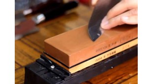 Заточка японських ножів на водних каменях